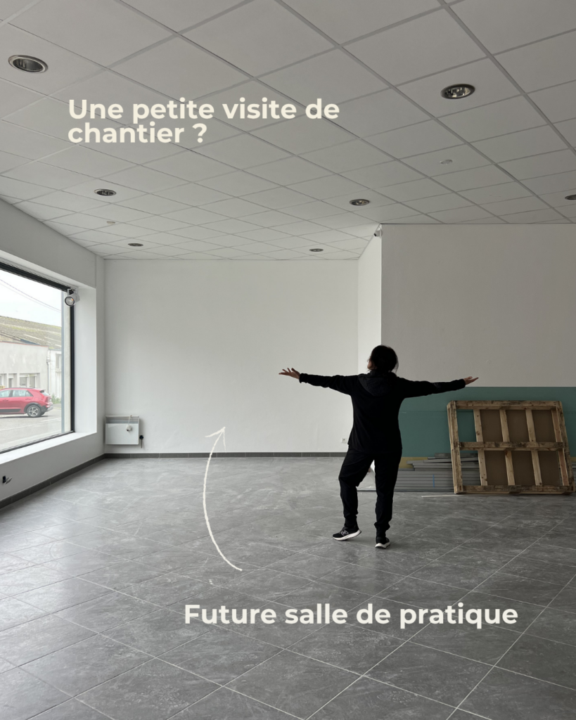 Une personne observe l'espace vide en construction, annonçant la future salle de pratique pour le Pilates à Lorient.