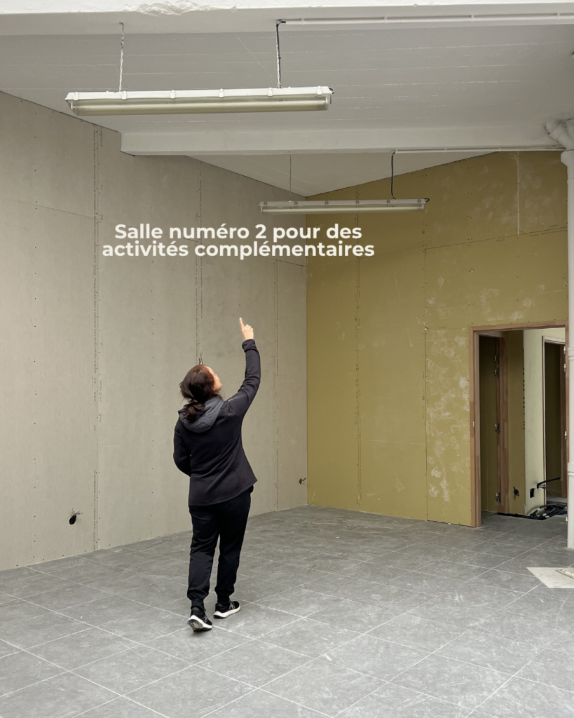 Salle numéro 2 pour activités complémentaires en cours de rénovation à Lorient, avec un espace en construction pour de nouvelles activités de Pilates.